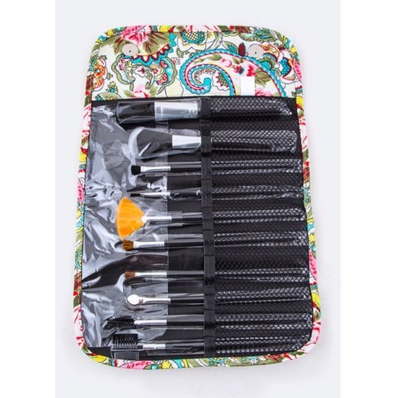 Other - Paisley traveling brush set